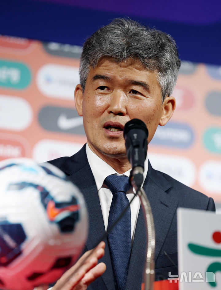 [서울=뉴시스] 김진아 기자 = 대한축구협회 제55대 집행부 김승희 전무이사가 21일 서울 종로구 축구회관에서 열린 기자간담회에서 취재진의 질문에 답하고 있다. 2025.05.21. bluesoda@newsis.com