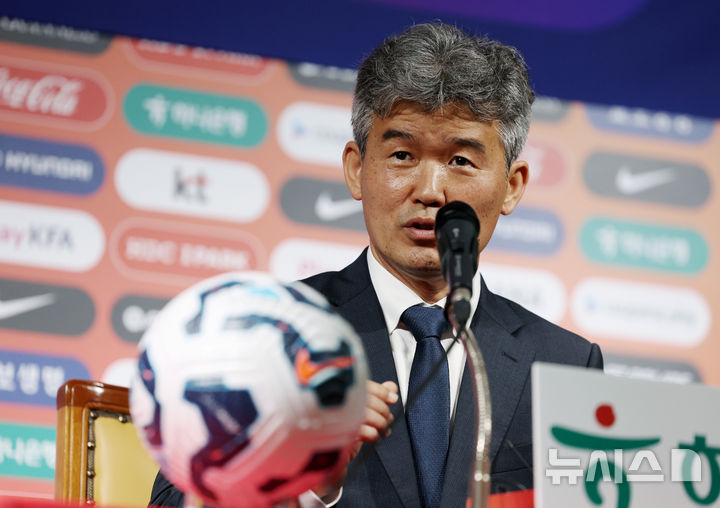 [서울=뉴시스] 김진아 기자 = 대한축구협회 제55대 집행부 김승희 전무이사가 21일 서울 종로구 축구회관에서 열린 기자간담회에서 취재진의 질문에 답하고 있다. 2025.05.21. bluesoda@newsis.com