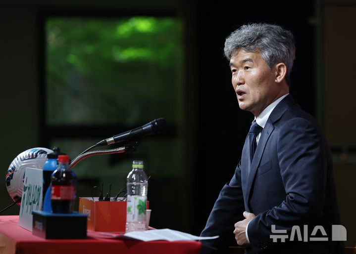 [서울=뉴시스] 김진아 기자 = 대한축구협회 제55대 집행부 김승희 전무이사가 21일 서울 종로구 축구회관에서 열린 기자간담회에서 취재진의 질문에 답하고 있다. 2025.05.21. bluesoda@newsis.com