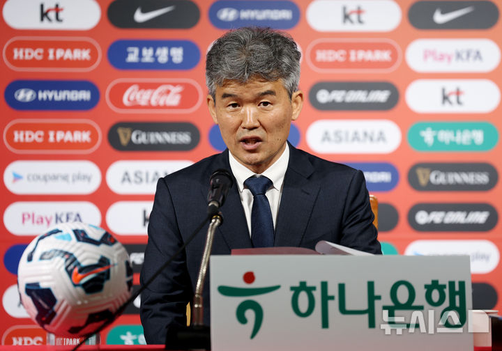 [서울=뉴시스] 김진아 기자 = 대한축구협회 제55대 집행부 김승희 전무이사가 21일 서울 종로구 축구회관에서 열린 기자간담회에서 취재진의 질문에 답하고 있다. 2025.05.21. bluesoda@newsis.com