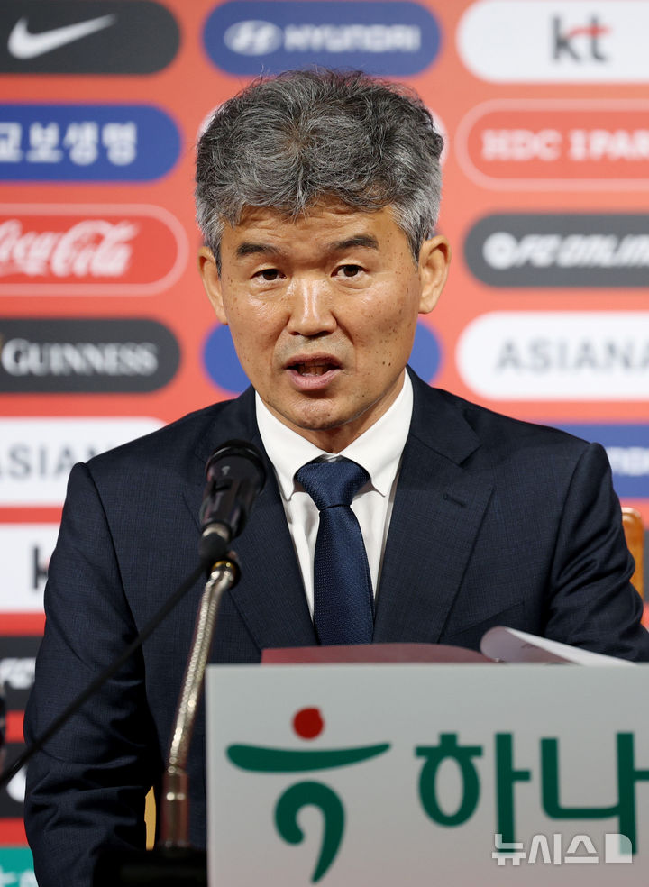 [서울=뉴시스] 김진아 기자 = 대한축구협회 제55대 집행부 김승희 전무이사가 21일 서울 종로구 축구회관에서 열린 기자간담회에서 취재진의 질문에 답하고 있다. 2025.05.21. bluesoda@newsis.com