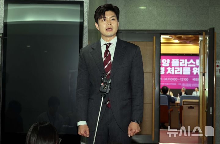 [서울=뉴시스] 조성봉 기자= 김용태 국민의힘 비상대책위원장이 21일 오전 서울 여의도 국회 의원회관에서 ‘김문수-이준석 후보 단일화’ 관련 취재진의 질문에 답변하고 있다. 2025.05.21. suncho21@newsis.com