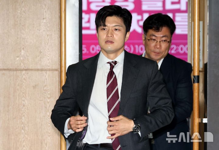 [서울=뉴시스] 조성봉 기자= 김용태 국민의힘 비상대책위원장이 21일 오전 서울 여의도 국회 의원회관 소회의실에서 열린 태평양 플라스틱 쓰레기 섬 친환경 처리를 위한 기술 포럼 참석을 마치고 밖으로 나서고 있다. 2025.05.21. suncho21@newsis.com