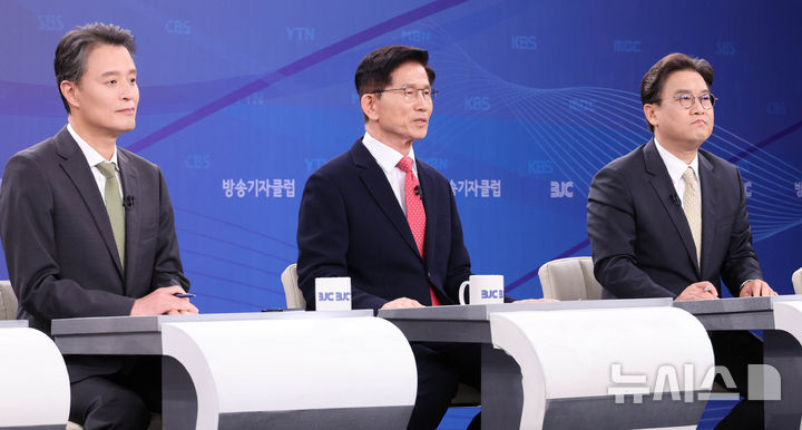 [서울=뉴시스] 국회사진기자단 = 김문수 국민의힘 대선 후보가 21일 경기도 고양 MBN 미디어센터에서 열린 한국방송기자클럽 대선 후보 초청 토론회에서 발언하고 있다. 2025.05.21. photo@newsis.com