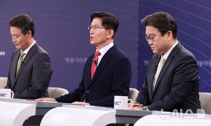 [서울=뉴시스] 국회사진기자단 = 김문수 국민의힘 대선 후보가 21일 경기도 고양 MBN 미디어센터에서 열린 한국방송기자클럽 대선 후보 초청 토론회에서 발언하고 있다. 2025.05.21. photo@newsis.com