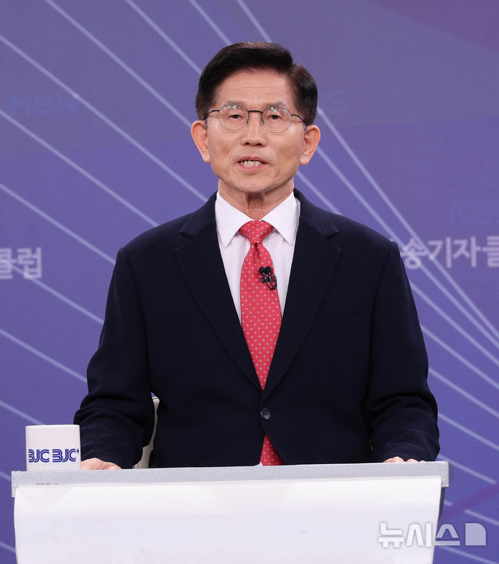 [서울=뉴시스] 국회사진기자단 = 김문수 국민의힘 대선 후보가 21일 경기도 고양 MBN 미디어센터에서 열린 한국방송기자클럽 대선 후보 초청 토론회에서 발언하고 있다. 2025.05.21. photo@newsis.com