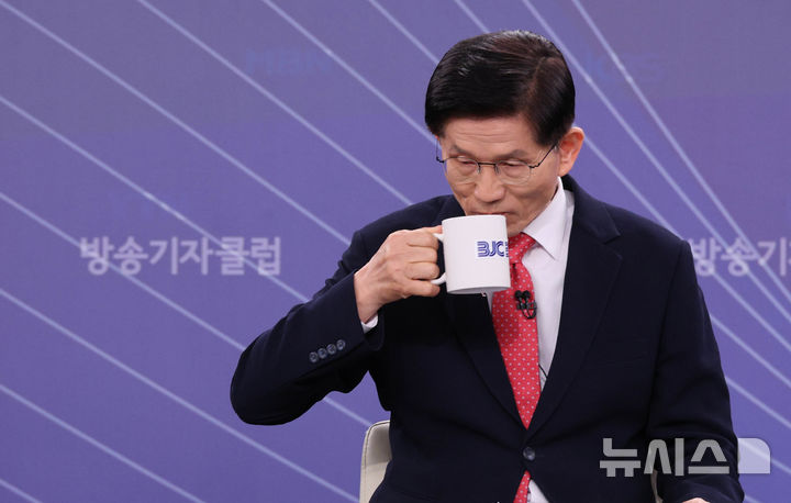 [서울=뉴시스] 국회사진기자단 = 김문수 국민의힘 대선 후보가 21일 경기도 고양 MBN 미디어센터에서 열린 한국방송기자클럽 대선 후보 초청 토론회에서 물을 마시고 있다. 2025.05.21. photo@newsis.com