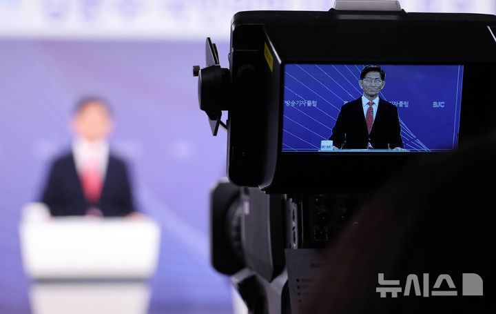 [서울=뉴시스] 국회사진기자단 = 김문수 국민의힘 대선 후보가 21일 경기도 고양 MBN 미디어센터에서 열린 한국방송기자클럽 대선 후보 초청 토론회에서 발언하고 있다. 2025.05.21. photo@newsis.com