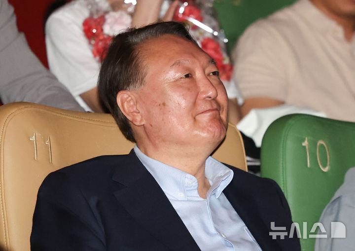 [서울=뉴시스] 황준선 기자 = 윤석열 전 대통령이 21일 오전 서울 중구 메가박스 동대문점에서 다큐멘터리 영화 '부정선거, 신의 작품인가' 관람을 마친 뒤 미소짓고 있다. 2025.05.21. hwang@newsis.com