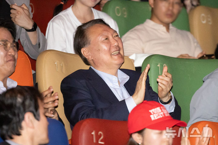 [서울=뉴시스] 황준선 기자 = 윤석열 전 대통령이 지난 21일 오전 서울 중구 메가박스 동대문점에서 다큐멘터리 영화 '부정선거, 신의 작품인가' 관람을 마친 뒤 박수를 치고 있다. 2025.05.21. hwang@newsis.com