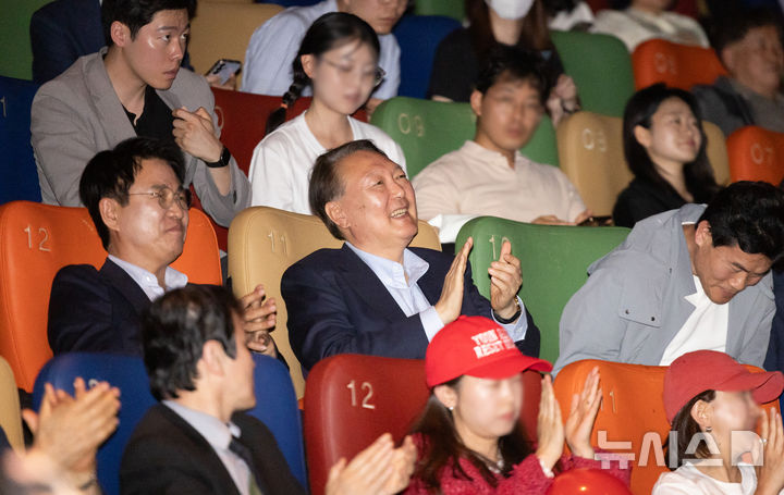 [서울=뉴시스] 황준선 기자 = 윤석열 전 대통령이 21일 오전 서울 중구 메가박스 동대문점에서 다큐멘터리 영화 '부정선거, 신의 작품인가' 관람을 마친 뒤 박수를 치고 있다. 2025.05.21. hwang@newsis.com