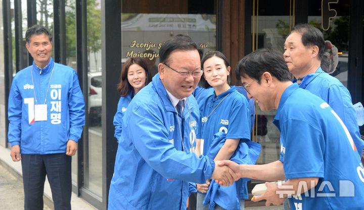 [전주=뉴시스] 김얼 기자 = 더불어민주당 김부겸 중앙당 총괄선대위원장이 21일 전북 전주시 완산구 효자동을 방문해 당원들과 인사를 나누고 있다. 2025.05.21. pmkeul@newsis.com