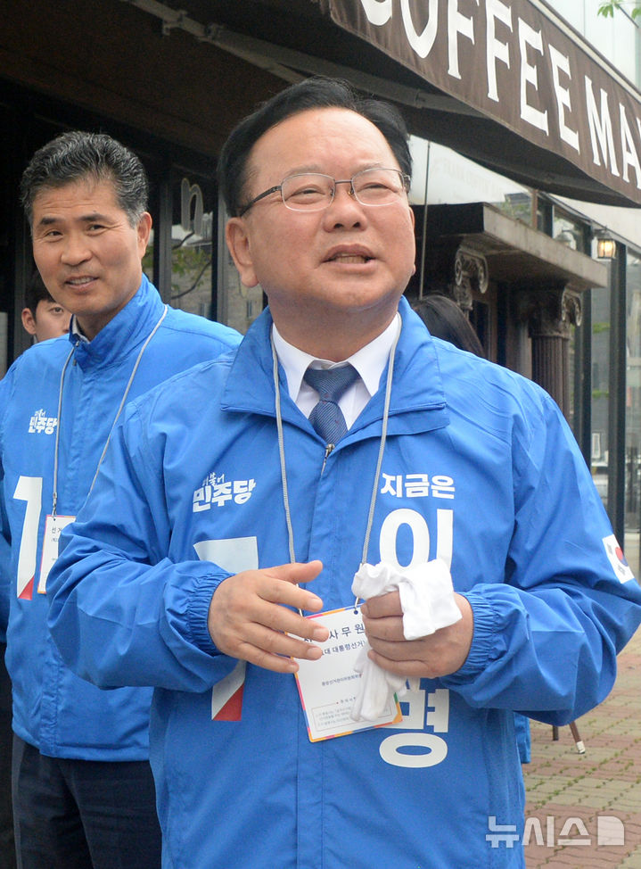[전주=뉴시스] 김얼 기자 = 김부겸 더불어민주당 중앙당 총괄선대위원장이 21일 전북 전주시 완산구 효자동을 방문해 지원유세를 하고 있다. 2025.05.21. pmkeul@newsis.com
