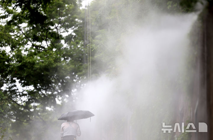 [대구=뉴시스] 이무열 기자 = 여름 기운이 돌기 시작하는 절기 ‘소만’인 21일 대구 중구 청라언덕에 더위를 식혀주는 쿨링포그가 나오고 있다. 2025.05.21. lmy@newsis.com
