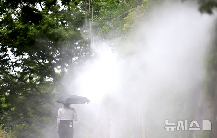 [대구=뉴시스] 이무열 기자 = 여름 기운이 돌기 시작하는 절기 ‘소만’인 21일 대구 중구 청라언덕에 더위를 식혀주는 쿨링포그가 나오고 있다. 2025.05.21. lmy@newsis.com