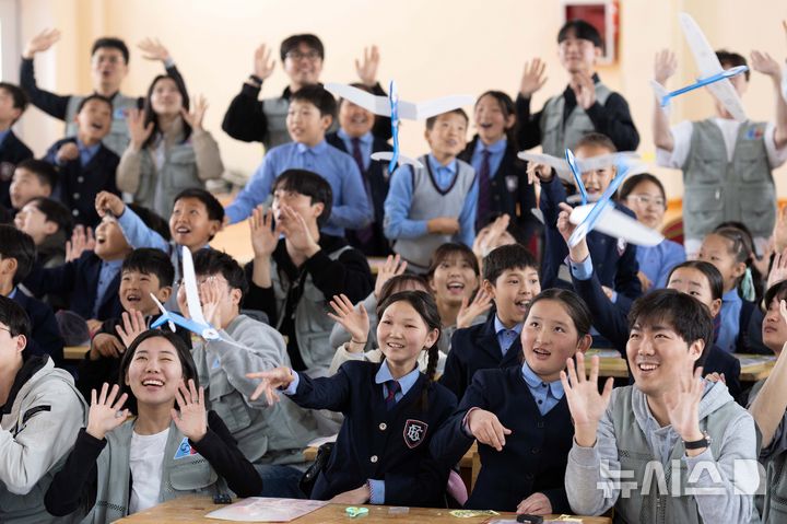 [바가노르(몽골)=뉴시스] 박주성 기자 =대한항공과 아시아나항공 임직원들이 21일 몽골 울란바타르시 바가노르구에 위치한 군갈루타이 국립학교에서 항공공학 체험 수업을 진행하고 있다. 현지 학생들은 임직원들과 함께 비행기 모형을 만들고 날리며 비행 원리를 배우는 시간을 가졌다. 올해는 대한항공이 아시아나항공을 인수한 이후 양사 임직원이 함께한 첫 현장 봉사로 협력과 나눔의 의미를 더했다.2025.05.21. park7691@newsis.com
