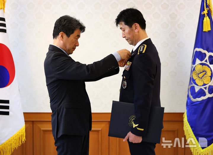 [서울=뉴시스] 최진석 기자 = 이주호 대통령 권한대행 부총리 겸 교육부 장관이 21일 정부서울청사에서 열린 적극행정 유공포상 수여식에서 성대훈 해양경찰청 과장(총경)에게 녹조근정훈장을 수여하고 있다. 2025.05.21. myjs@newsis.com