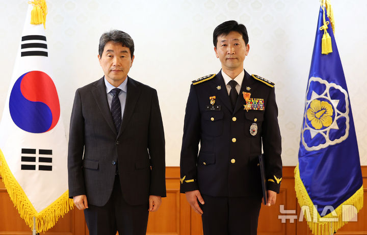 [서울=뉴시스] 최진석 기자 = 이주호 대통령 권한대행 부총리 겸 교육부 장관이 21일 정부서울청사에서 열린 적극행정 유공포상 수여식에서 성대훈 해양경찰청 과장(총경)에게 녹조근정훈장을 수여한 뒤 기념촬영을 하고 있다. 2025.05.21. myjs@newsis.com