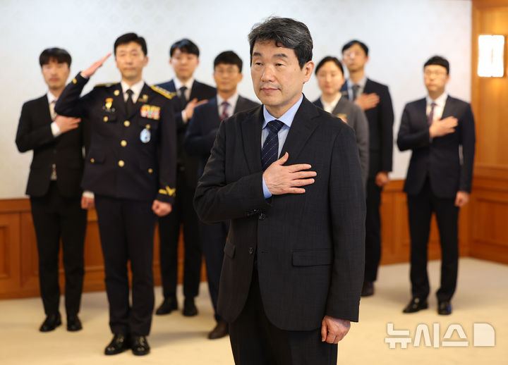 [서울=뉴시스] 최진석 기자 = 이주호 대통령 권한대행 부총리 겸 교육부 장관이 21일 정부서울청사에서 열린 적극행정 유공포상 수여식에서 국기에 경례를 하고 있다. 2025.05.21. myjs@newsis.com