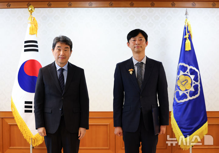 [서울=뉴시스] 최진석 기자 = 이주호 대통령 권한대행 부총리 겸 교육부 장관이 21일 정부서울청사에서 열린 적극행정 유공포상 수여식에서 김관철 차세대융합 기술연구원 책임에게 대통령 표창을 수여 뒤 기념촬영하고 있다. 2025.05.21. myjs@newsis.com