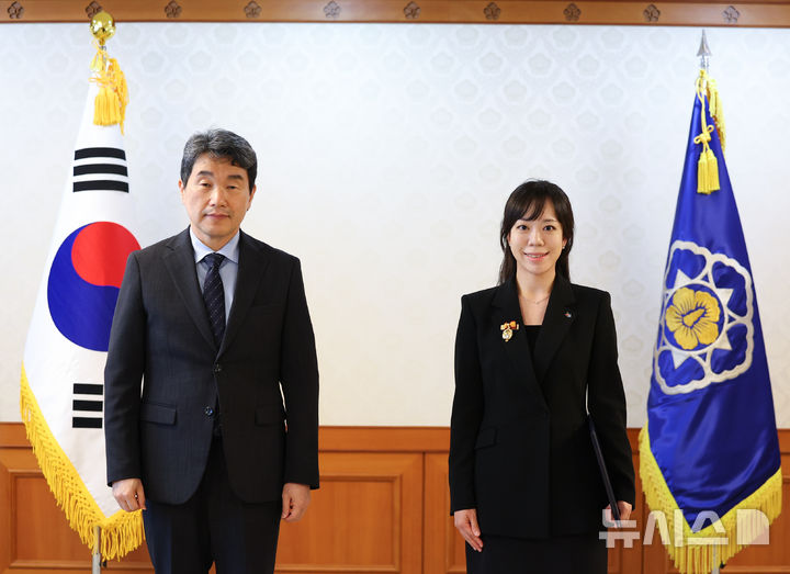 [서울=뉴시스] 최진석 기자 = 이주호 대통령 권한대행 부총리 겸 교육부 장관이 21일 정부서울청사에서 열린 적극행정 유공포상 수여식에서 전유선 서민금융진흥원 과장에게 대통령 표창을 수여 뒤 기념촬영하고 있다. 2025.05.21. myjs@newsis.com