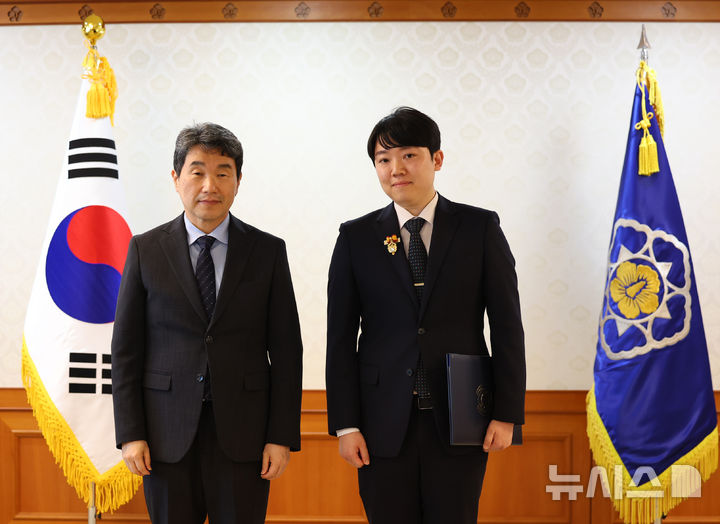 [서울=뉴시스] 최진석 기자 = 이주호 대통령 권한대행 부총리 겸 교육부 장관이 21일 정부서울청사에서 열린 적극행정 유공포상 수여식에서 송기헌 과학기술정보통신부 행정사무관에게 대통령 표창을 수여 뒤 기념촬영하고 있다. 2025.05.21. myjs@newsis.com