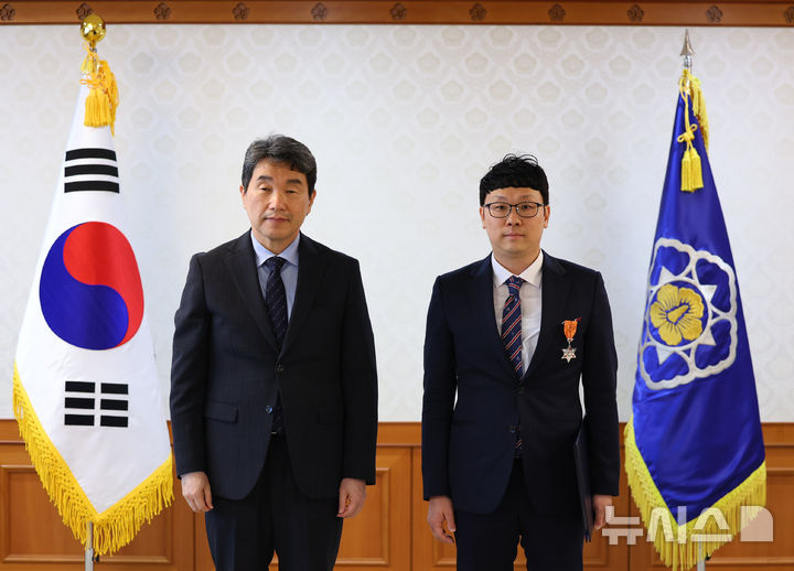 [서울=뉴시스] 최진석 기자 = 이주호 대통령 권한대행 부총리 겸 교육부 장관이 21일 정부서울청사에서 열린 적극행정 유공포상 수여식에서 이현우 경기 광명시 지방행정주사보에게 근정포장을 수여 뒤 기념촬영하고 있다. 2025.05.21. myjs@newsis.com
