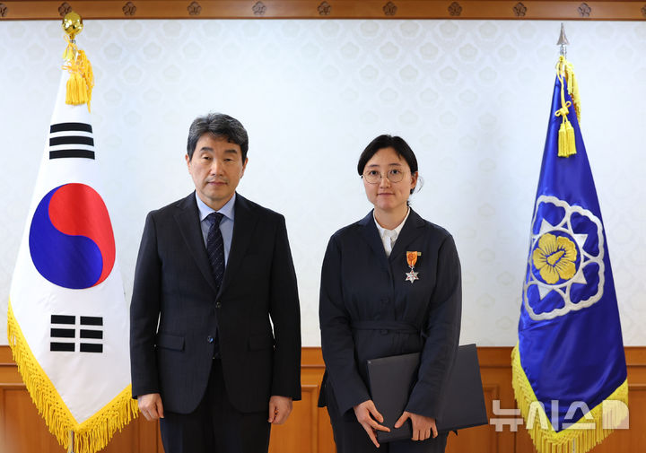 [서울=뉴시스] 최진석 기자 = 이주호 대통령 권한대행 부총리 겸 교육부 장관이 21일 정부서울청사에서 열린 적극행정 유공포상 수여식에서 공윤정 개인정보 보호위원회 행정사무관에게 근정포장을 수여 뒤 기념촬영하고 있다. 2025.05.21. myjs@newsis.com