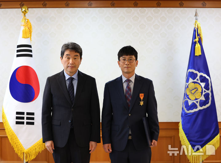 [서울=뉴시스] 최진석 기자 = 이주호 대통령 권한대행 부총리 겸 교육부 장관이 21일 정부서울청사에서 열린 적극행정 유공포상 수여식에서 김동곤 부산광역시 지방세무주사에게 옥조근정훈장을 수여 뒤 기념촬영하고 있다. 2025.05.21. myjs@newsis.com