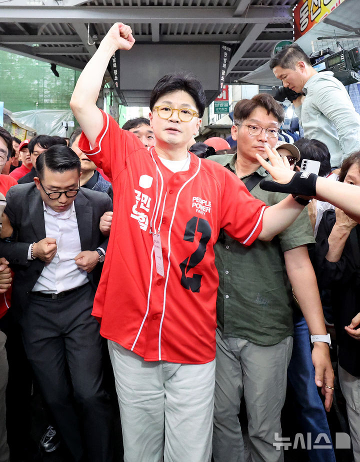[대구=뉴시스] 이무열 기자 = 한동훈 전 국민의힘 대표가 21일 대구 중구 서문시장에서 김문수 대선 후보 지원 유세를 하고 있다. 2025.05.21. lmy@newsis.com
