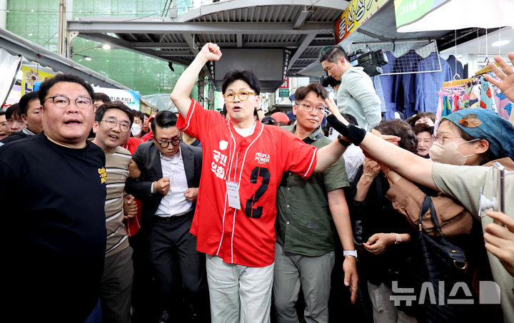 [대구=뉴시스] 이무열 기자 = 한동훈 전 국민의힘 대표가 21일 대구 중구 서문시장에서 김문수 대선 후보 지원 유세를 하고 있다. 2025.05.21. lmy@newsis.com