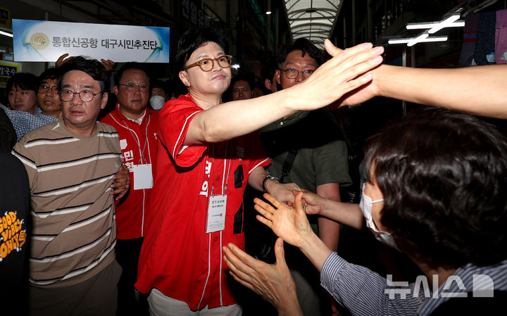 [대구=뉴시스] 이무열 기자 = 한동훈 전 국민의힘 대표가 21일 대구 중구 서문시장에서 김문수 대선 후보 지원 유세를 하고 있다. 2025.05.21. lmy@newsis.com