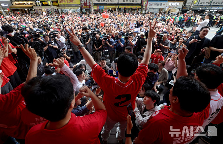 [대구=뉴시스] 이무열 기자 = 한동훈 전 국민의힘 대표가 21일 대구 중구 서문시장에서 김문수 대선 후보 지원 유세를 하고 있다. 2025.05.21. lmy@newsis.com
