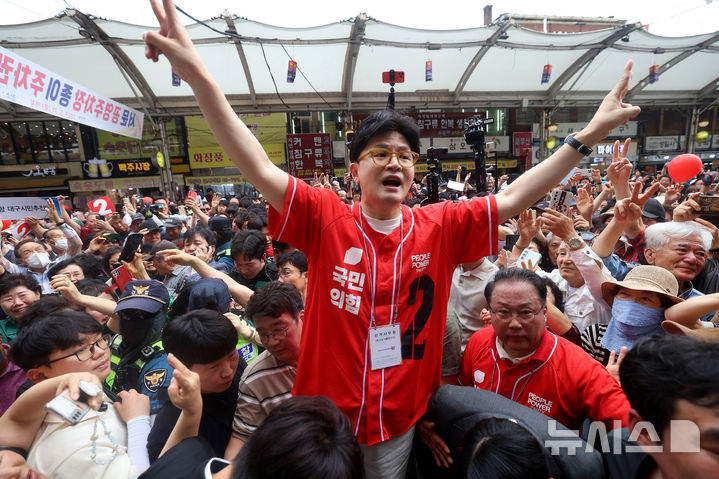 [대구=뉴시스] 이무열 기자 = 한동훈 전 국민의힘 대표가 21일 대구 중구 서문시장에서 김문수 대선 후보 지원 유세를 하고 있다. 2025.05.21. lmy@newsis.com
