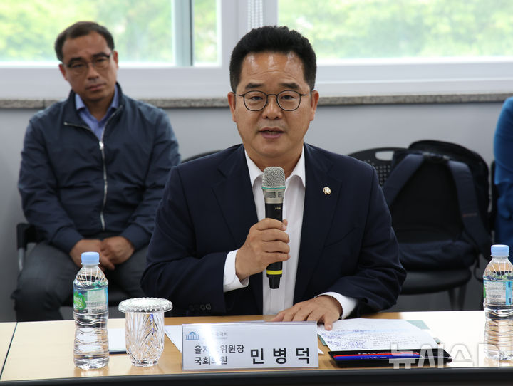 [시흥=뉴시스] 김금보 기자 = 민병덕 더불어민주당 의원이 지난달 21일 오후 경기도 시흥시 SPC삼립 시화생산센터에서 지난 19일 발생한 노동자 사망 사고와 관련해 발언하고 있다. 2025.05.21. kgb@newsis.com