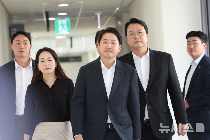 [성남=뉴시스] 김명년 기자 = 이준석 개혁신당 대선 후보가 21일 경기 성남시 성남의료원에서 한호성 원장과 간담회를 위해 이동하고 있다. 2025.05.21. kmn@newsis.com