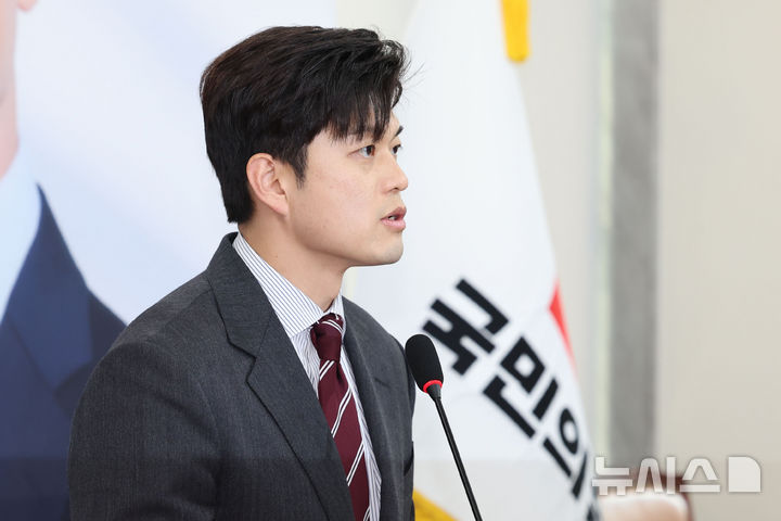 [서울=뉴시스] 권창회 기자 = 김용태 국민의힘 비상대책위원장이 21일 서울 여의도 국회에서 열린 현안관련 기자회견에서 김건희 여사 과거 행위 관련해 사과하고 있다. 2025.05.21. kch0523@newsis.com