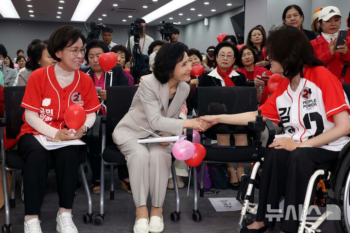 [서울=뉴시스] 조성봉 기자 = 김문수 국민의힘 대선후보의 배우자인 설난영 여사가 21일 오후 서울 여의도 중앙당사 다목적홀에서 열린 여성본부 필승결의대회에서 최보윤(오른쪽) 의원과 악수하고 있다. 왼쪽은 이인선 여성본부장. 2025.05.21. suncho21@newsis.com