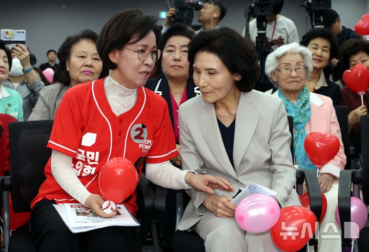 [서울=뉴시스] 조성봉 기자 = 김문수 국민의힘 대선후보의 배우자인 설난영 여사가 21일 오후 서울 여의도 중앙당사 다목적홀에서 열린 여성본부 필승결의대회에서 이인선(왼쪽) 여성본부장과 대화를 하고 있다. 2025.05.21. suncho21@newsis.com