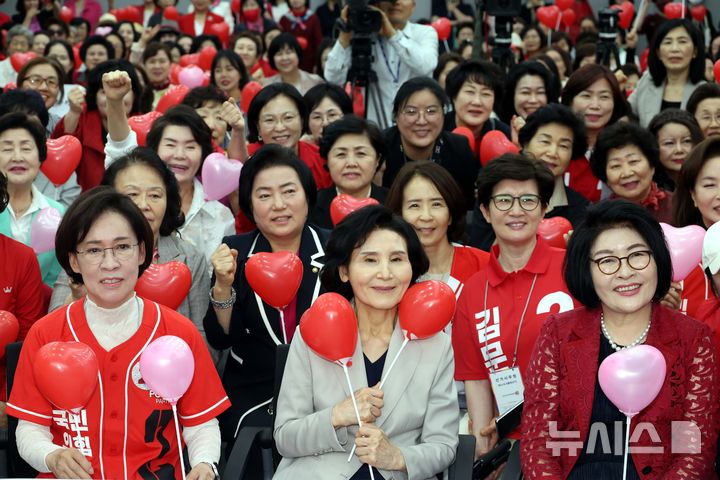 [서울=뉴시스] 조성봉 기자 = 김문수 국민의힘 대선후보의 배우자인 설난영 여사가 21일 오후 서울 여의도 중앙당사 다목적홀에서 열린 여성본부 필승결의대회에서 참석자들과 기념촬영을 하고 있다. 2025.05.21. suncho21@newsis.com