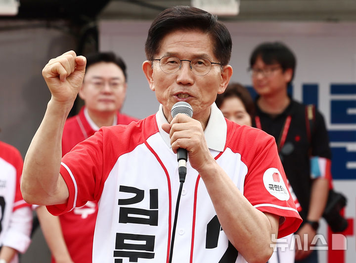 [동두천=뉴시스] 고승민 기자 = 김문수 국민의힘 대선 후보가 지난 21일 경기 동두천시 지행역 광장을 찾아 유세하고 있다. (공동취재) 2025.05.21. photo@newsis.com