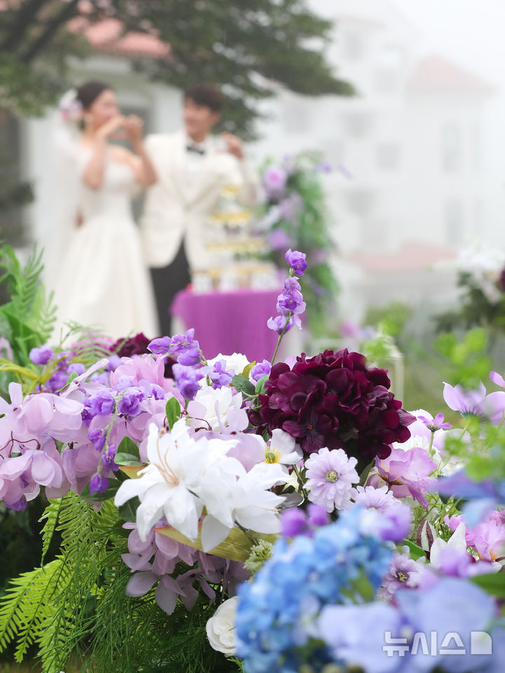 [제주=뉴시스] 우장호 기자 = 21일 오후 제주시 조천읍 에코랜드 호텔 정원에서 중국인 남여 한쌍이 야외 결혼식을 치르고 있다. 2025.05.21. woo1223@newsis.com