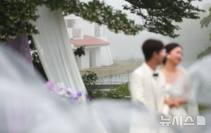 신부 아버지 무릎 꿇고 매 맞는다? 중국 결혼식의 반전