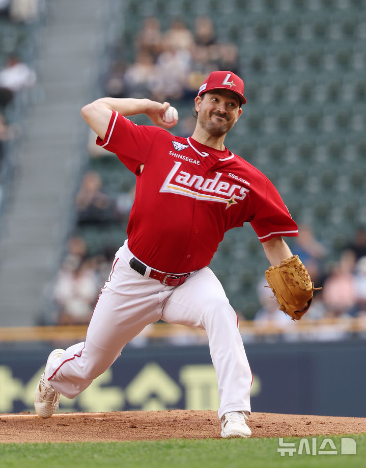 [서울=뉴시스] 김명년 기자 = 21일 서울 송파구 잠실야구장에서 열린 2025 KBO리그 SSG 랜더스와 두산 베어스의 경기, SSG 선발 앤더슨이 공을 던지고 있다. 2025.05.21. kmn@newsis.com