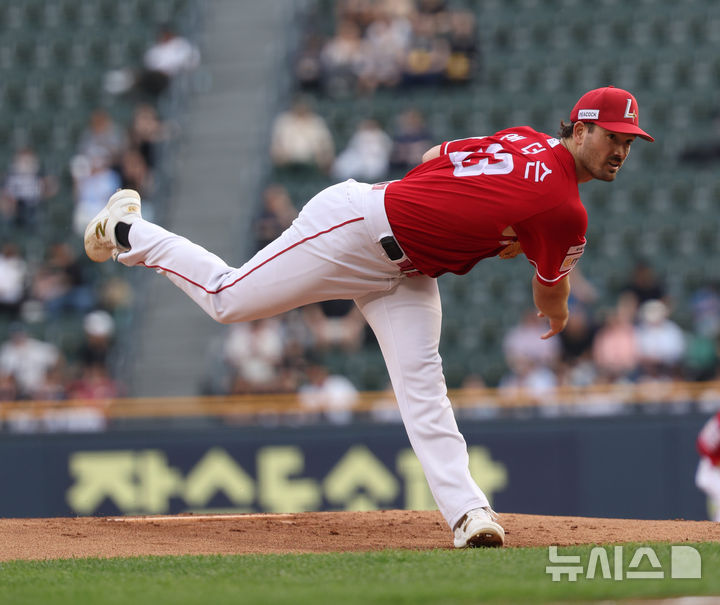 [서울=뉴시스] 김명년 기자 = 지난달 21일 서울 송파구 잠실야구장에서 열린 2025 KBO리그 SSG 랜더스와 두산 베어스의 경기, SSG 선발 앤더슨이 공을 던지고 있다. 2025.05.21. kmn@newsis.com