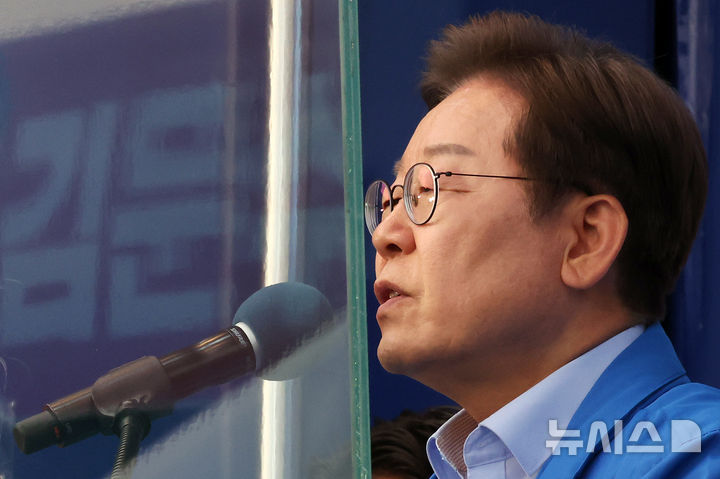 [인천=뉴시스] 조성우 기자 = 이재명 더불어민주당 대선후보가 21일 인천 계양구 계양역 앞에서 열린 유세에서 연설하는 가운데 방탄 유리에 김문수 국민의힘 대선후보 현수막이 투영되고 있다. 2025.05.21. xconfind@newsis.com