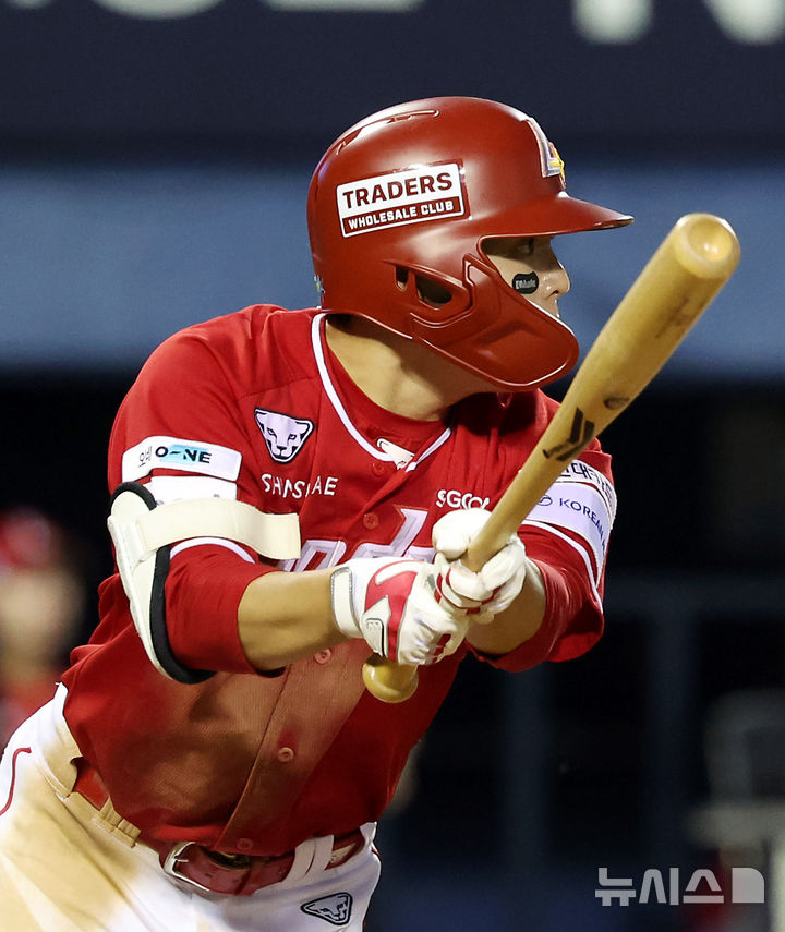 [서울=뉴시스] 김명년 기자 = 21일 서울 송파구 잠실야구장에서 열린 2025 KBO리그 SSG 랜더스와 두산 베어스의 경기, 5회초 2사 주자 1,3루 상황 SSG 정준재가 1타점 안타를 치고 있다. 2025.05.21. kmn@newsis.com
