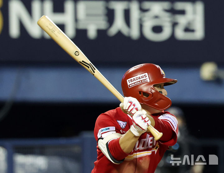 [서울=뉴시스] 김명년 기자 = 21일 서울 송파구 잠실야구장에서 열린 2025 KBO리그 SSG 랜더스와 두산 베어스의 경기, 5회초 2사 주자 1,3루 상황 SSG 정준재가 1타점 안타를 치고 있다. 2025.05.21. kmn@newsis.com