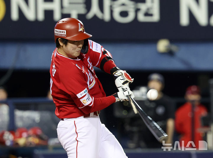 [서울=뉴시스] 김명년 기자 = 21일 서울 송파구 잠실야구장에서 열린 2025 KBO리그 SSG 랜더스와 두산 베어스의 경기, 6회초 무사 주자 1,2루 상황 SSG 최정이 타격하고 있다. 2025.05.21. kmn@newsis.com