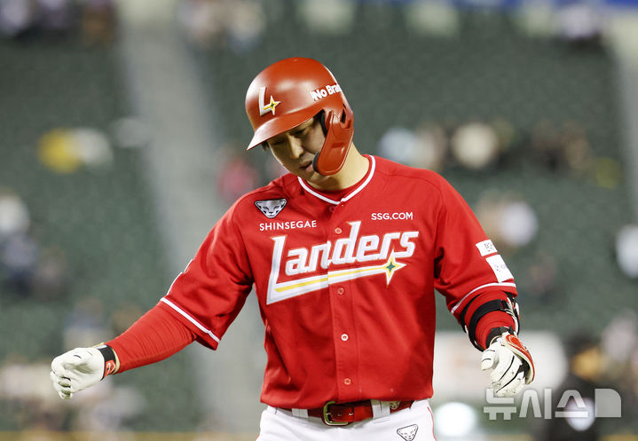 [서울=뉴시스] 김명년 기자 = 21일 서울 송파구 잠실야구장에서 열린 2025 KBO리그 SSG 랜더스와 두산 베어스의 경기, 6회초 무사 주자 1,2루 상황 SSG 최정이 아웃 당한 뒤 아쉬워하고 있다. 2025.05.21. kmn@newsis.com